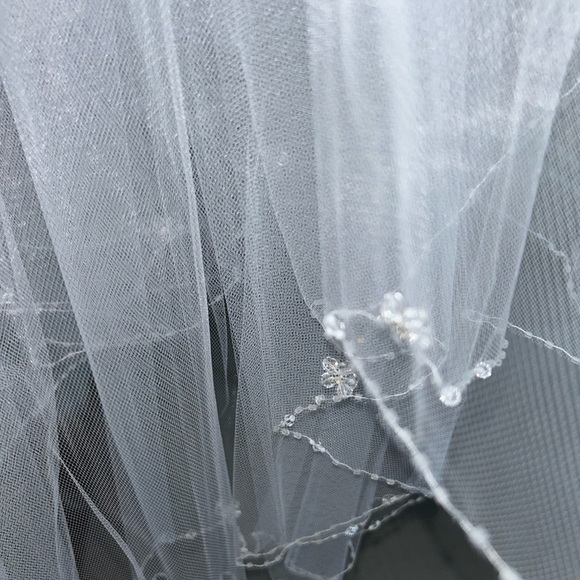 Elegant White Tulle Veil with Hair Comb - Picture 5 of 10